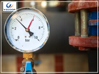 Why is there a loop between the pressure gauge and the pipe connection?